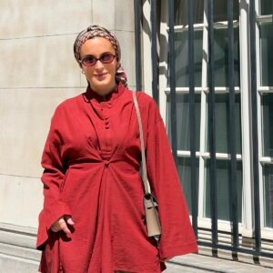 Blouse fluide drapée à boutons recouverts